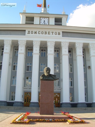 il busto di V.I.Lenin di fronte al palazzo dei soviet - Tiraspol