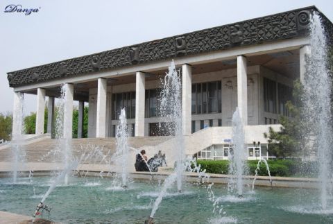 la piazza di fronte al teatro di opera e balletto